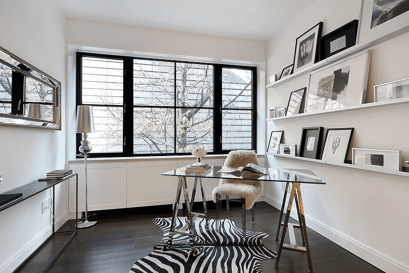 黑色和白色的办公室与斑马地毯。