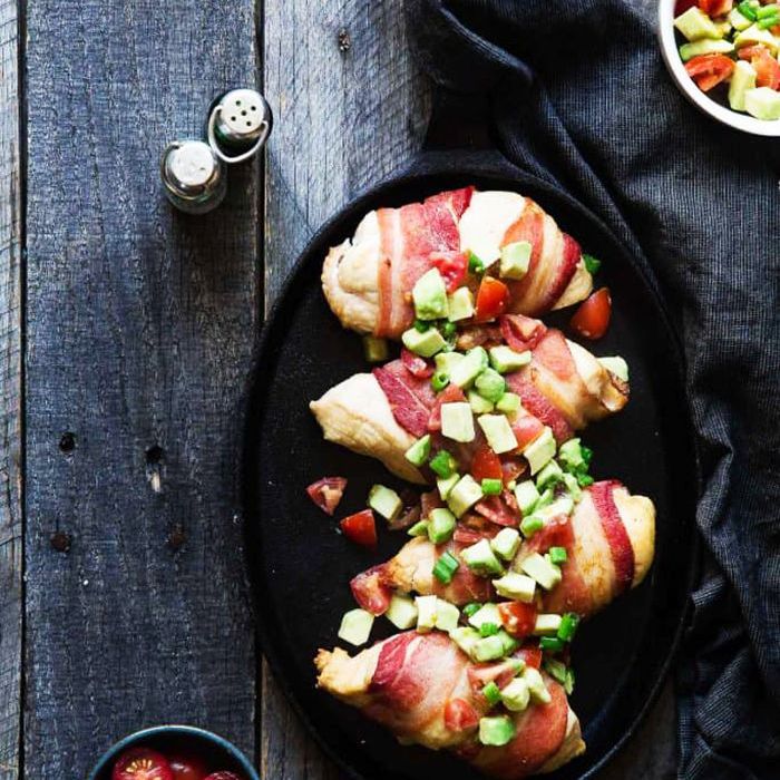 酮烤盘食谱 - 炉烤培根包裹鸡胸肉鳄梨莎莎