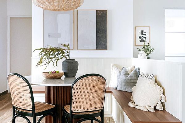 带有中性艺术品的餐厅角落。