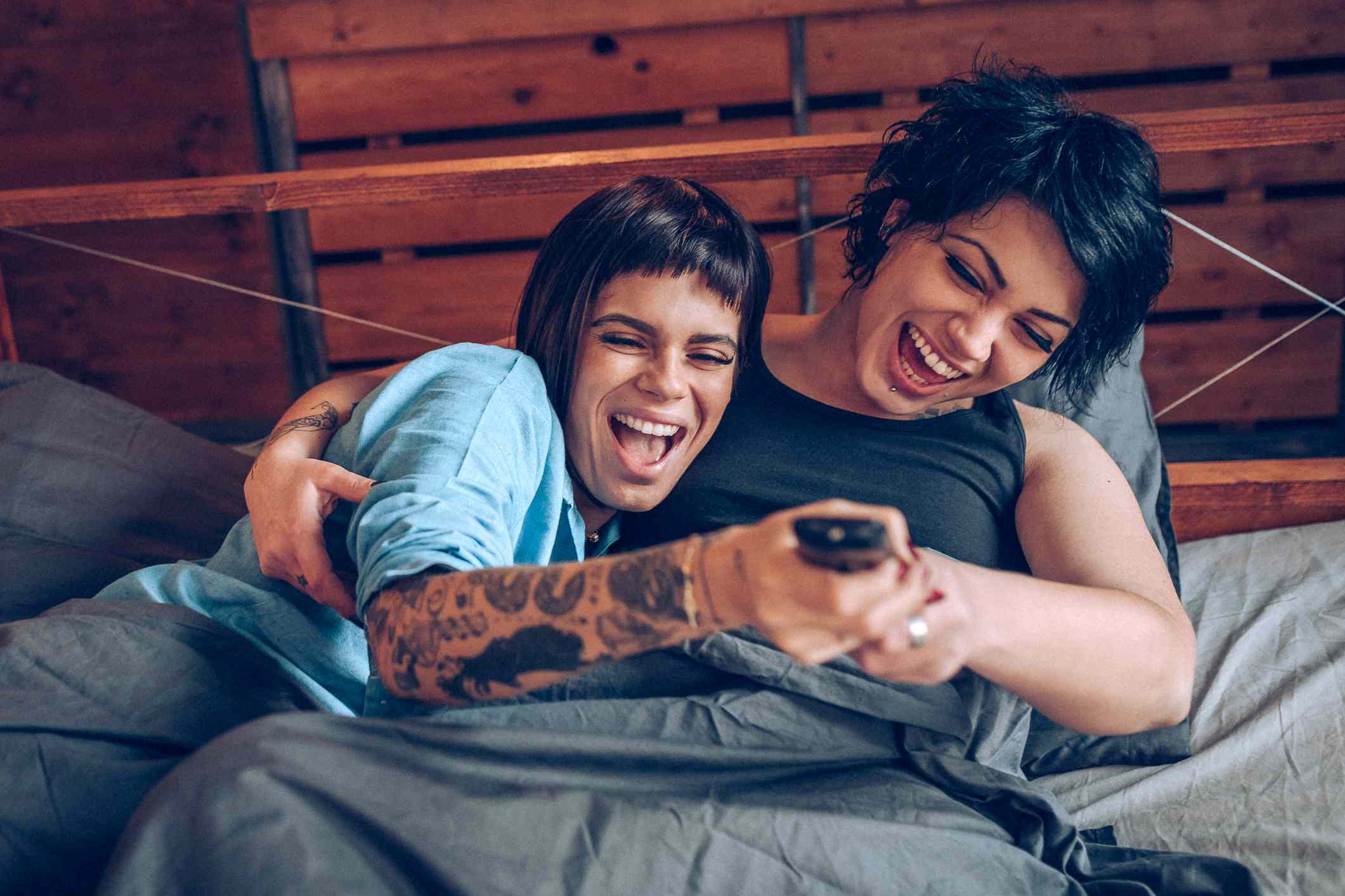 夫妇抓斗在床上遥控