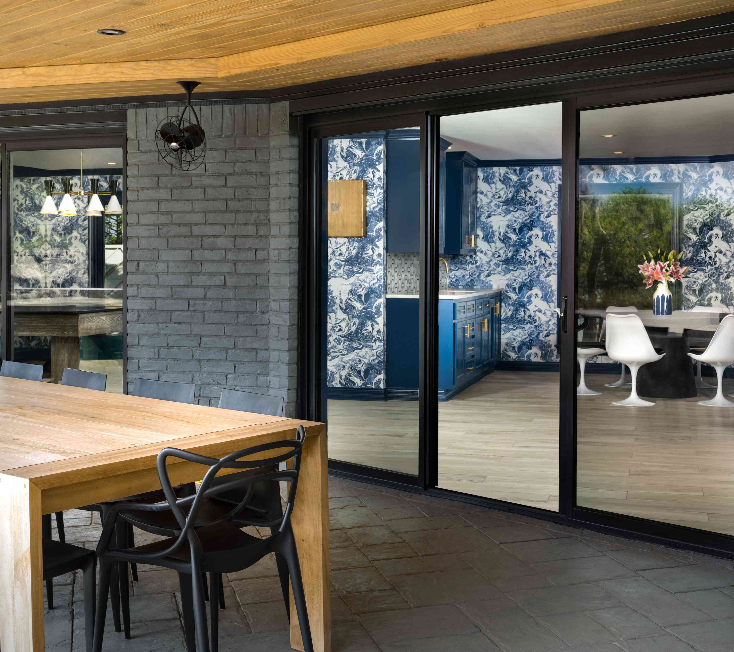 室外区域，带有滑动门到里面。