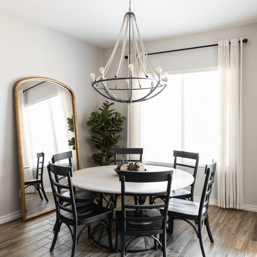 装饰有明显褶皱的白色窗帘的餐厅