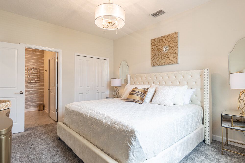 有经典壁橱门的甜白色卧室。