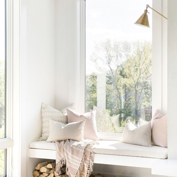 明亮的客厅靠窗的座位