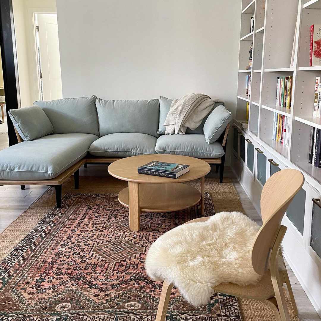 复古地毯和柔软的蓝色沙发兼收并蓄的客厅。