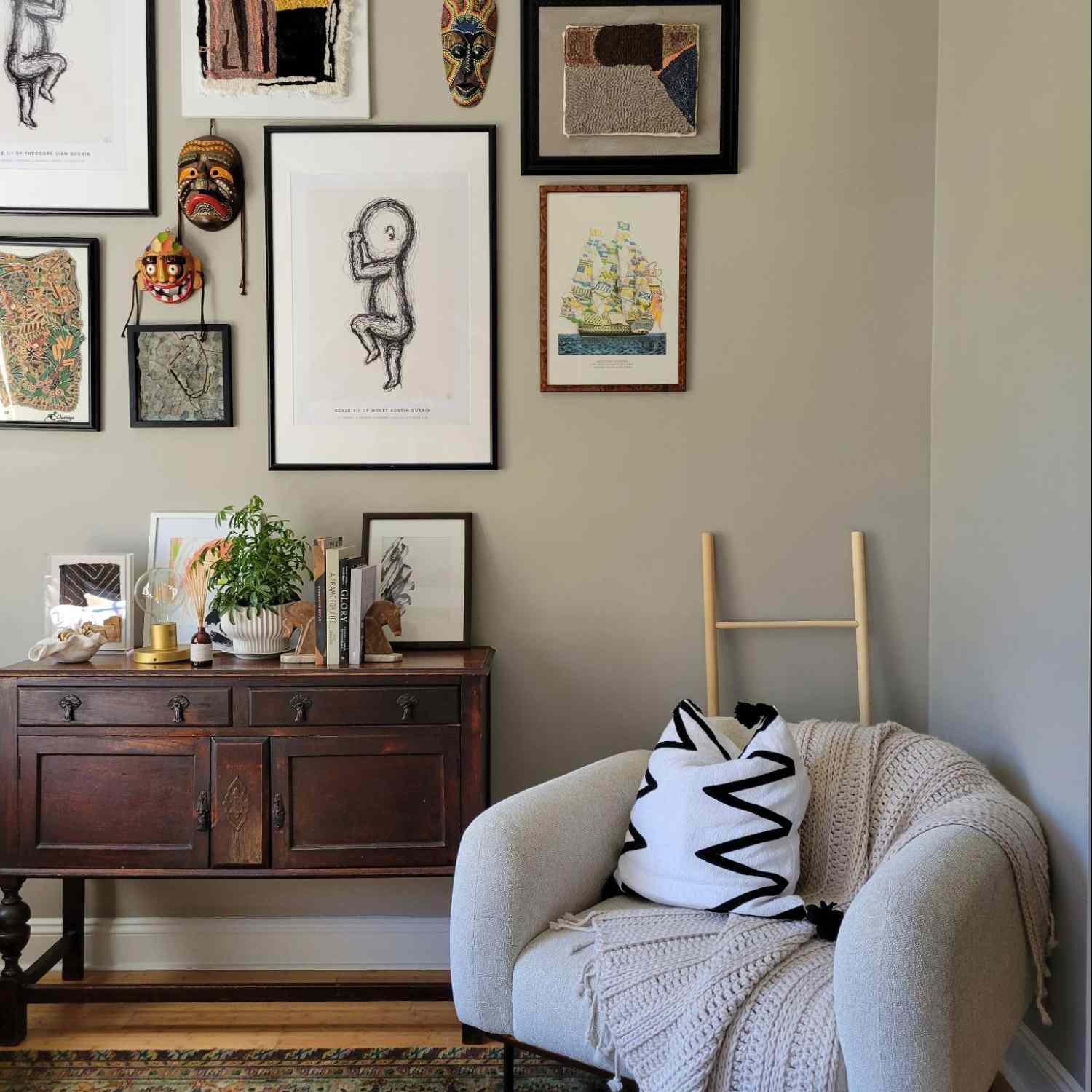 中立坐在地坐在画廊墙上。