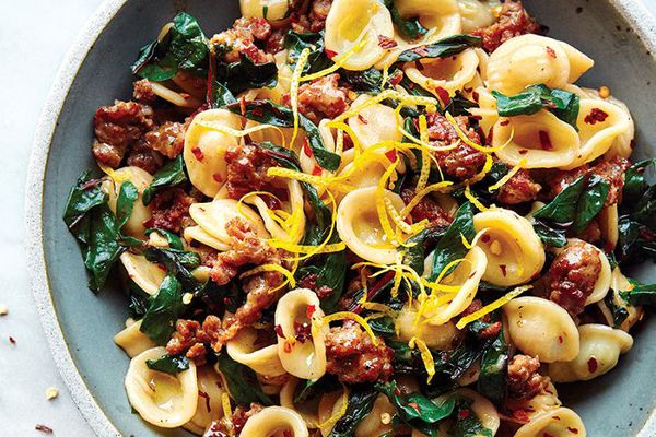 一锅鸡蛋配瑞士甜菜、香肠和柠檬