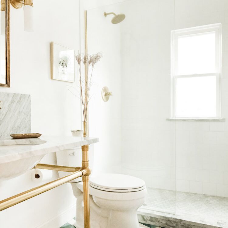 一间铺着绿色和白色几何瓷砖的浴室