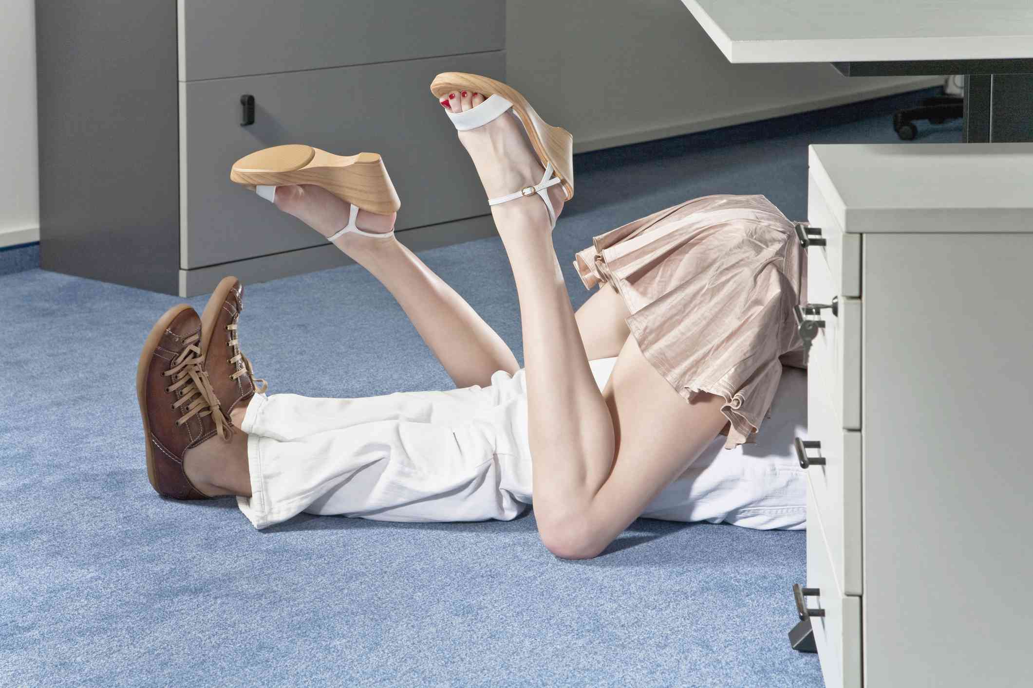 一对夫妇要在办公室做爱。