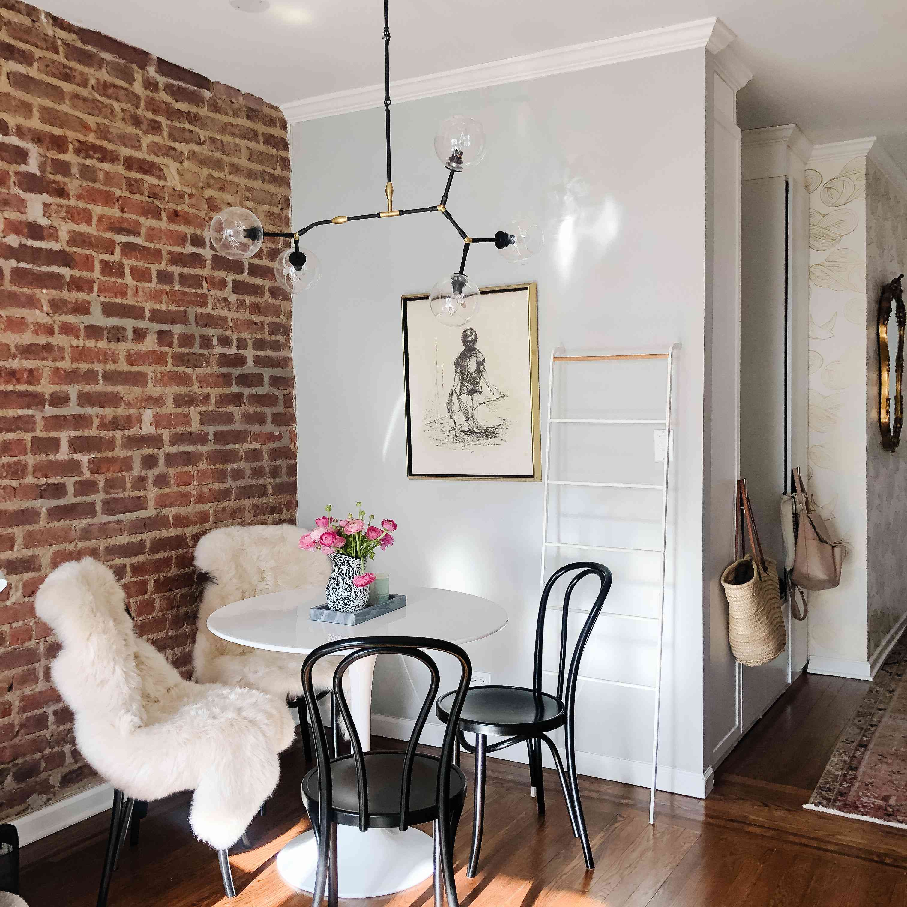 靠砖墙的小餐厅角落。