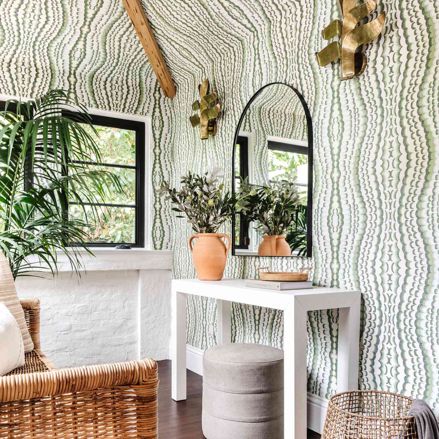 用绿色印花墙纸装饰的房间