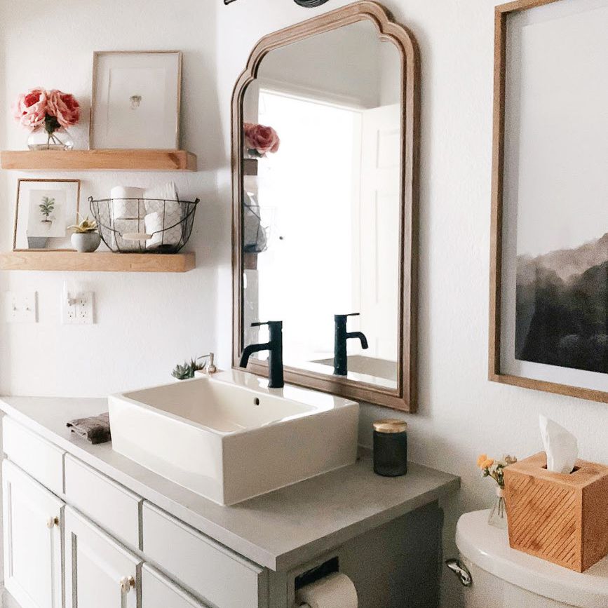 浴室配有浮动架子