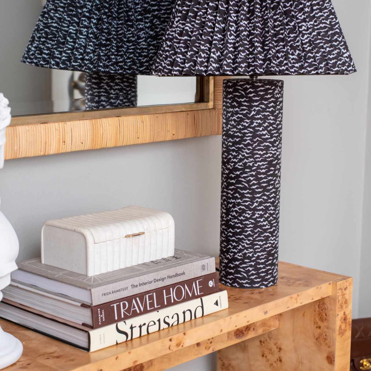 强调灯在树瘤木边桌上。