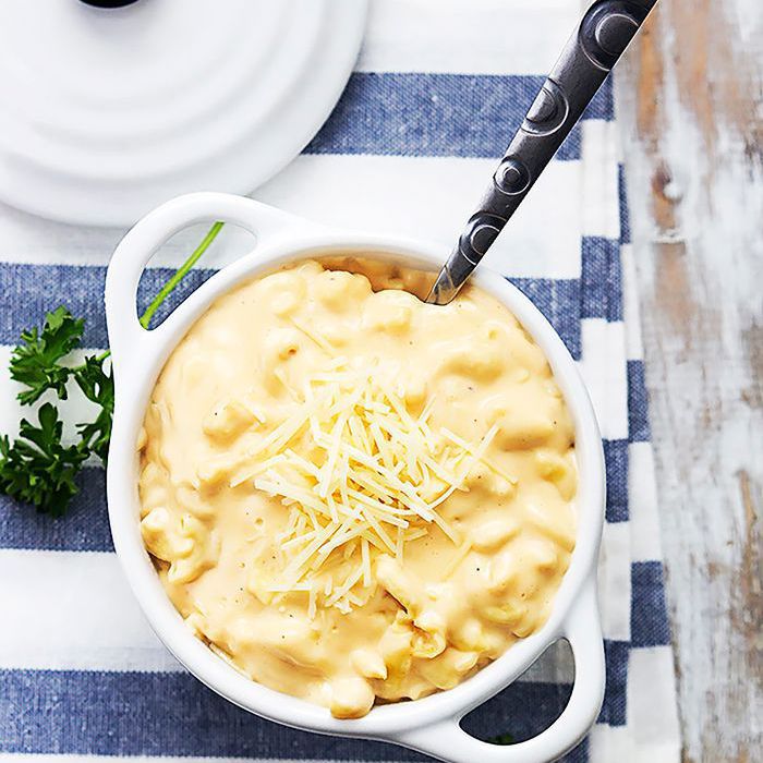 慢炖锅四奶酪通心粉和奶酪