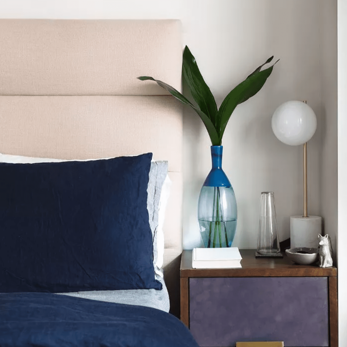 卧室用蓝色和紫色色调统一