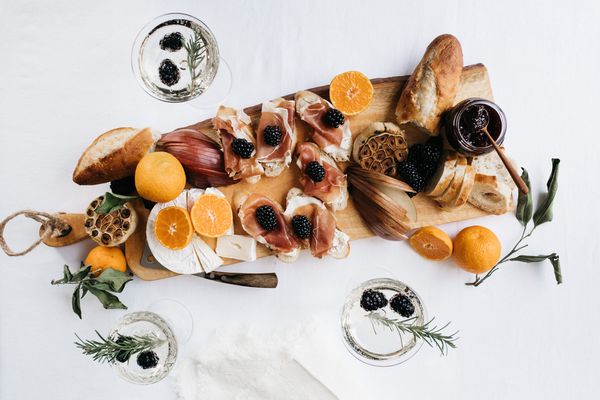 Charcuterie董事会用新鲜的奶酪，果酱，水果和Hors d'Oeuvres。