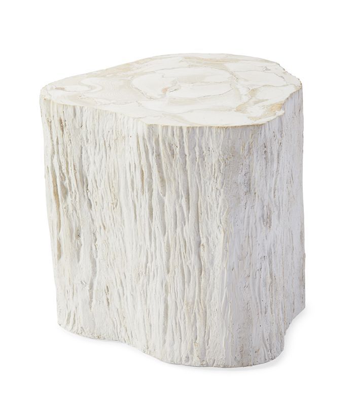 瑟琳娜和莉莉·特鲁罗坐在旁边的桌子上