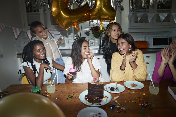 庆祝21个生日聚会的少妇