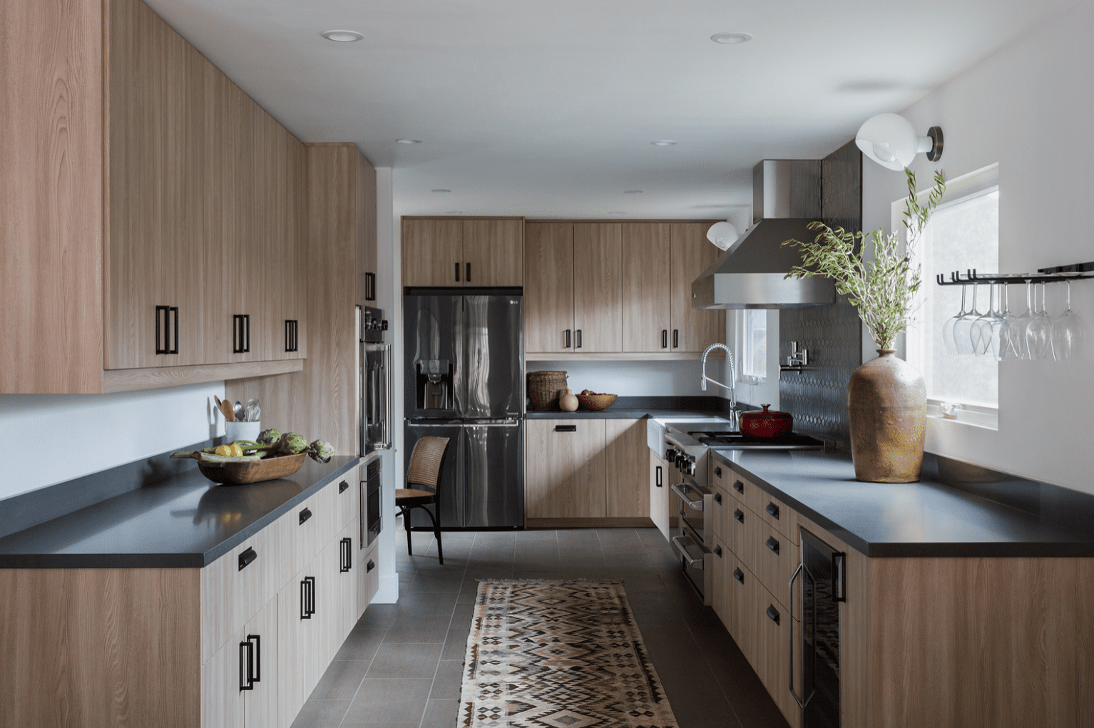 排列着木柜的大厨房