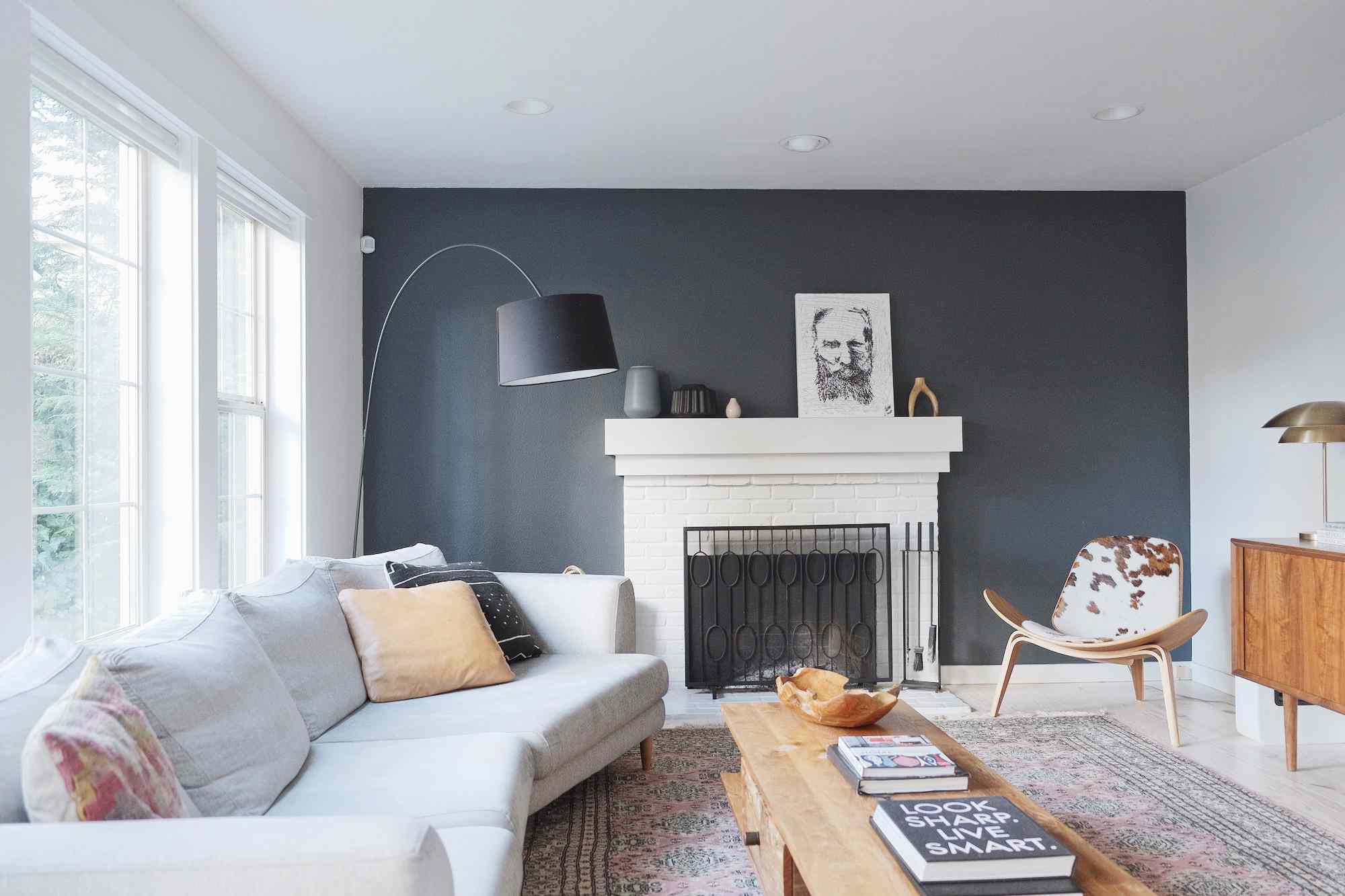 客厅与喜怒无常的口音墙。