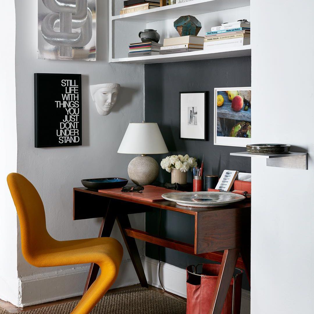 有抽象类型椅子的现代办公室