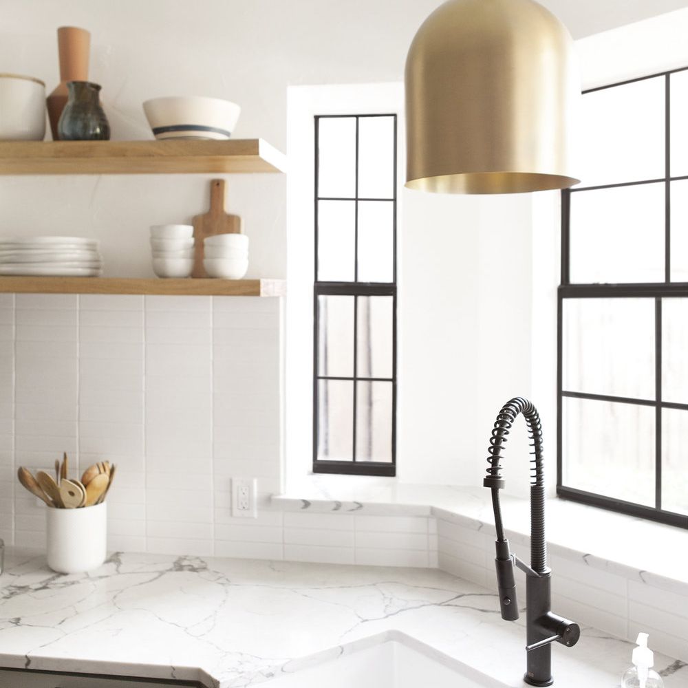 有金黄吊灯的白色厨房