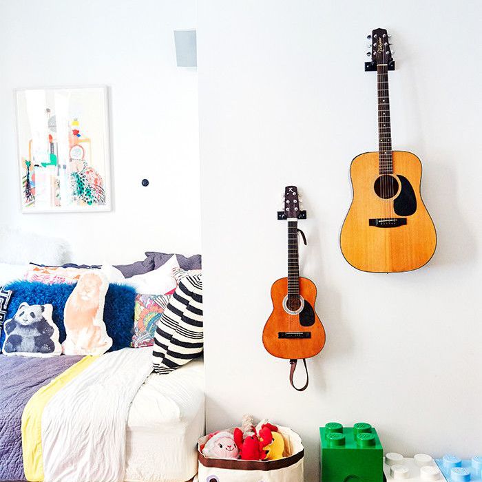 青少年卧室，墙上挂着装饰品