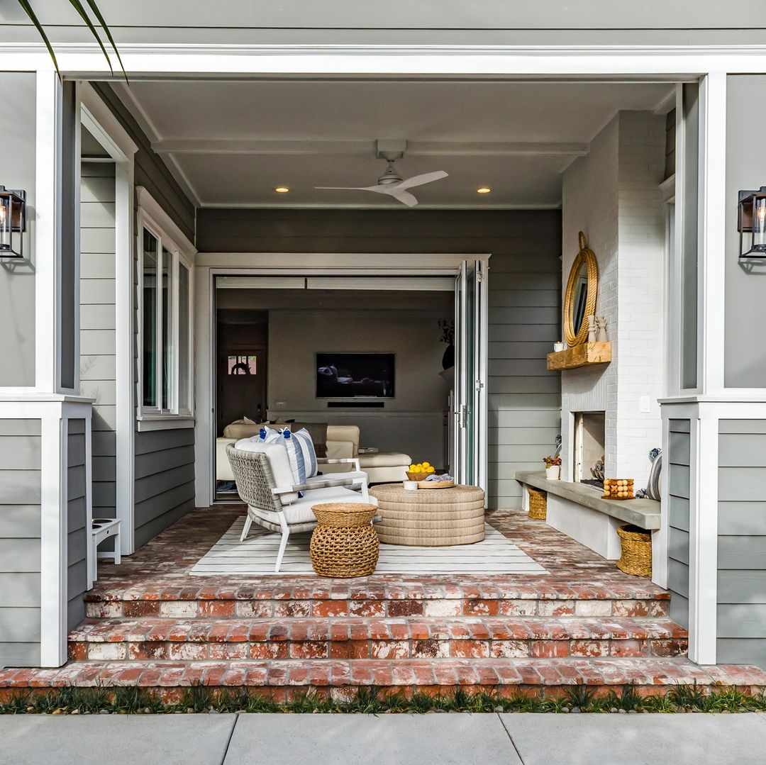 带壁炉和沙发的露台