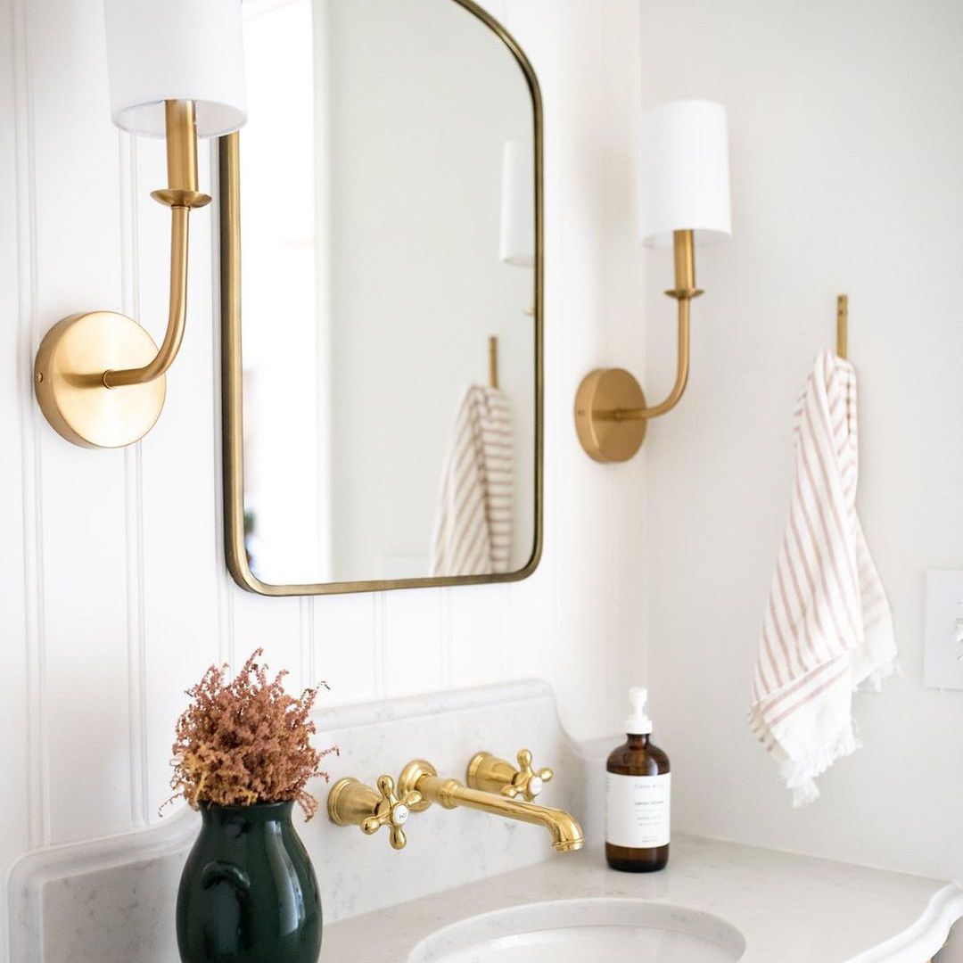 有金色口音的白色珠板卫生间。