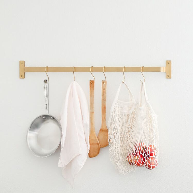 如何用毛巾、锅铲和水果清洗挂在厨房架子上的烧焦的锅