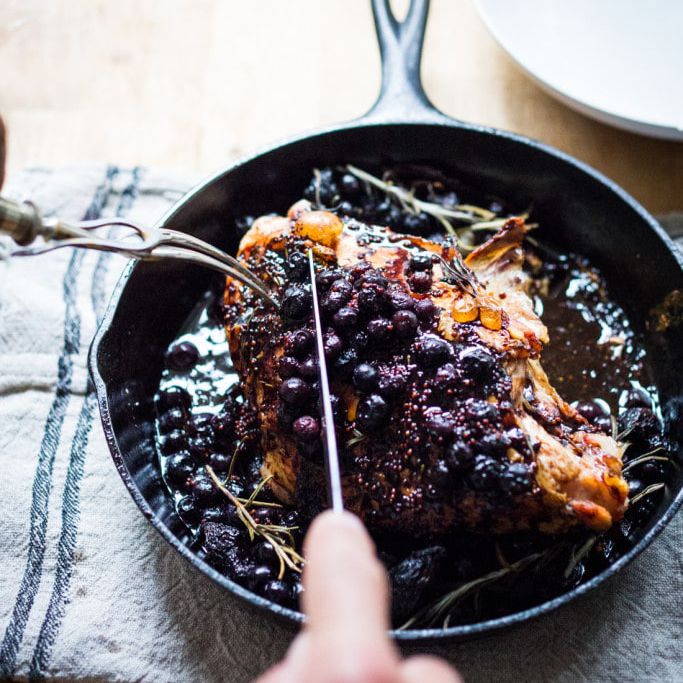 烤火鸡胸脯配蓝莓香醋釉