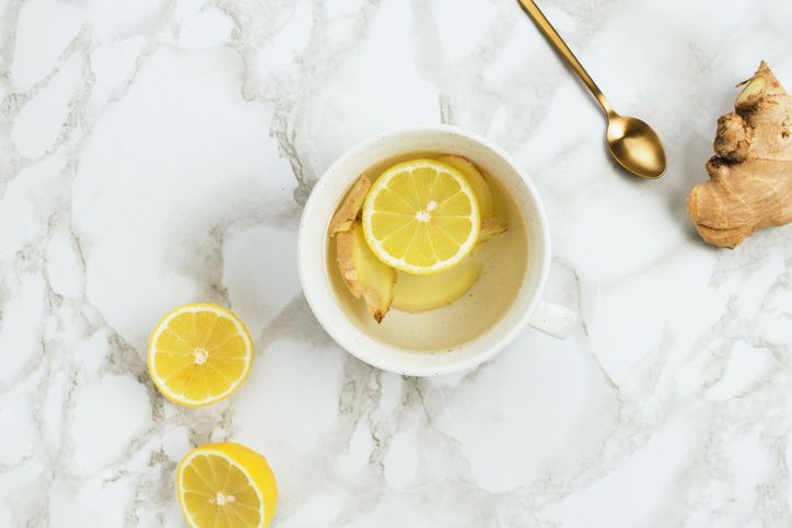 健康饮料的柠檬和生姜根大理石背景Flatlay