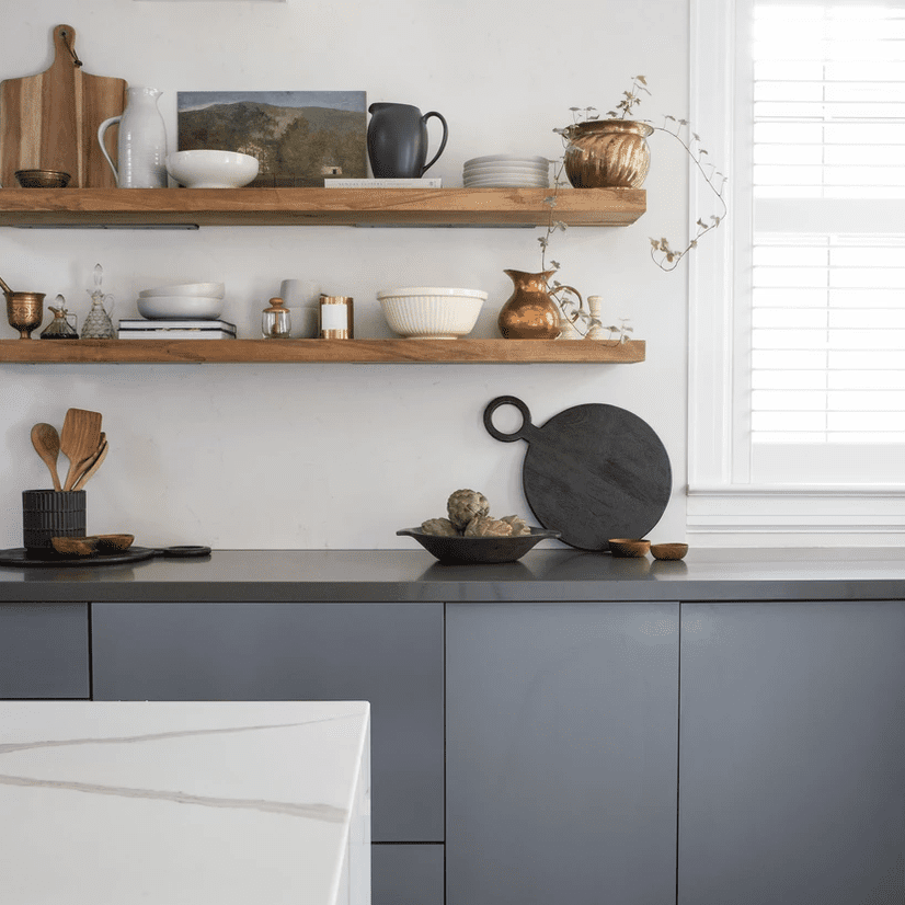 一个时尚的厨房，带蓝色灰色橱柜