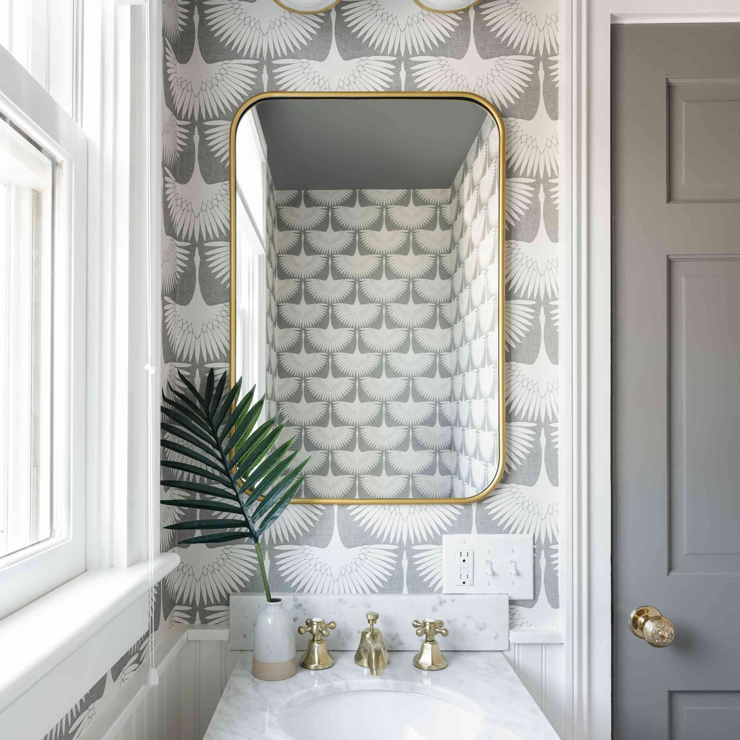 纽波特海滩房子旅游 - 粉末室与灰色壁纸“class=