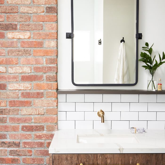 与地铁瓷砖后挡板主浴室