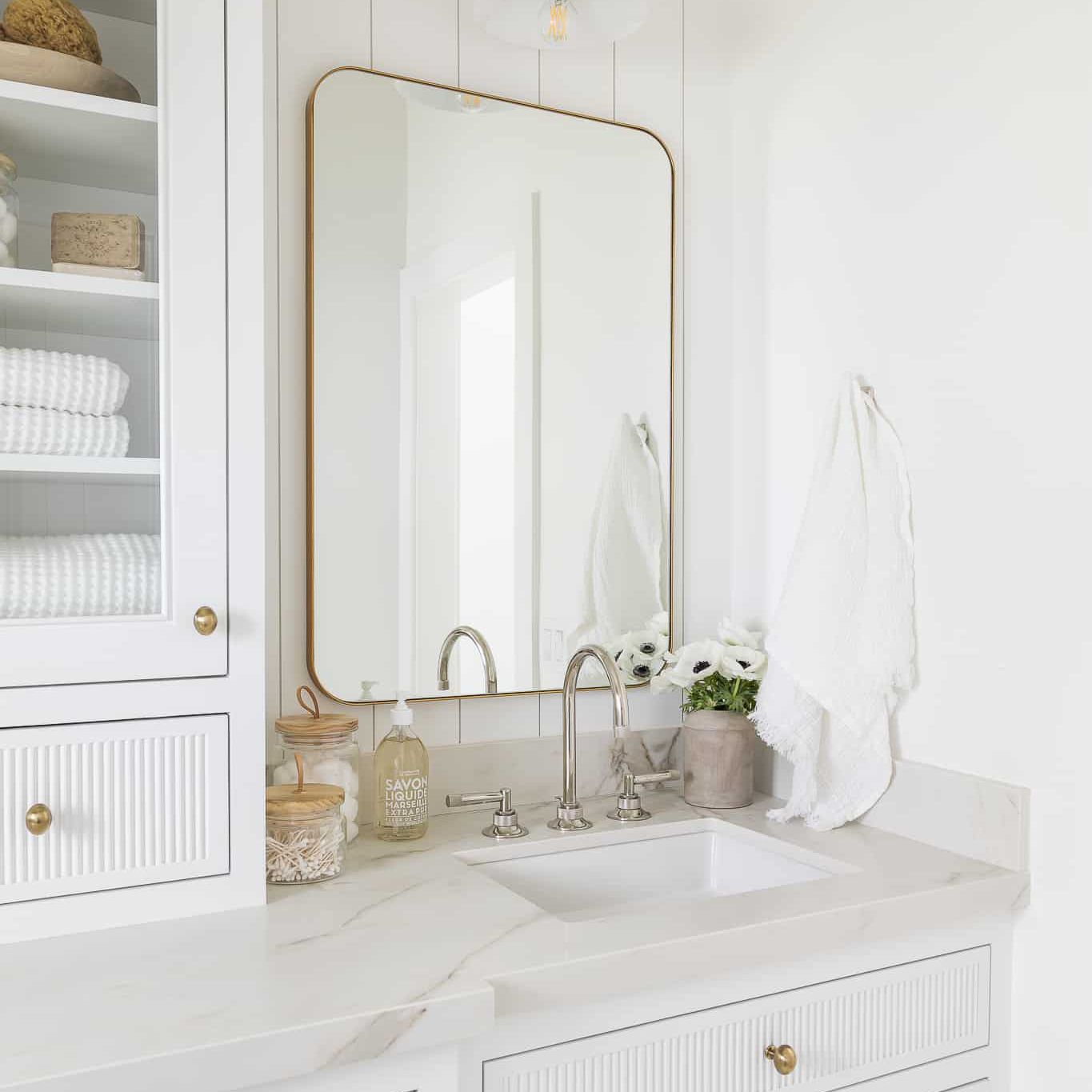 浴室台面上带罐子