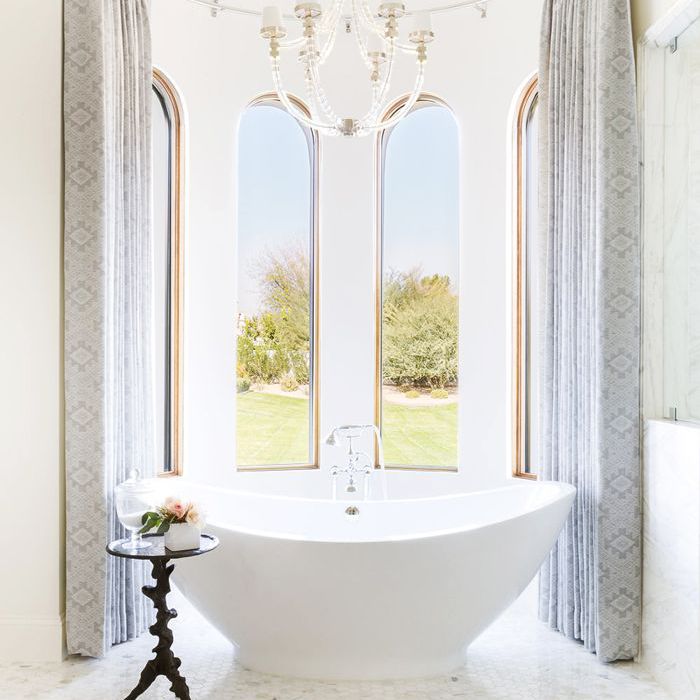 全白色的浴室“class=