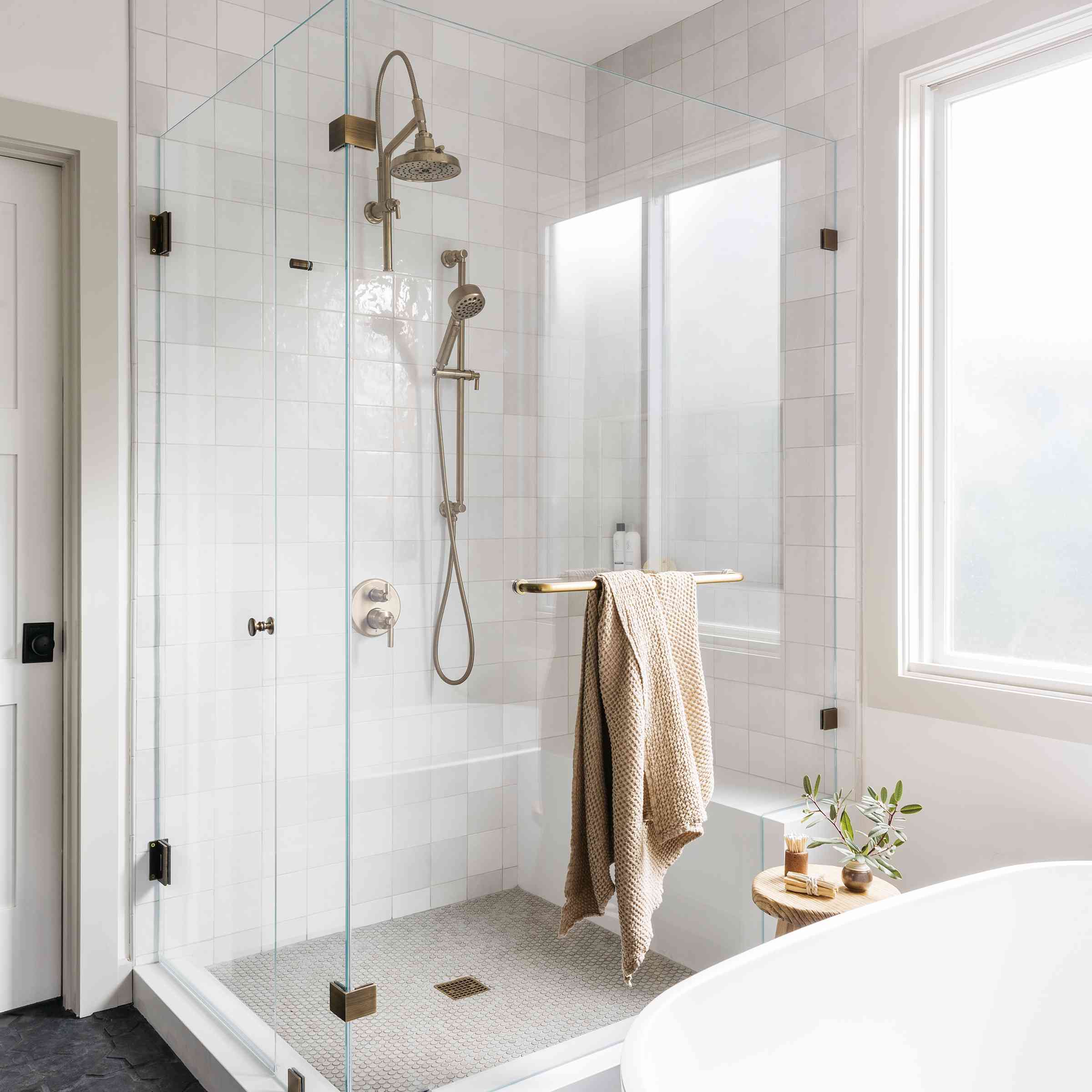 Brett foke家庭旅游 - 木炭瓷砖浴室配有轻铺丝淋浴