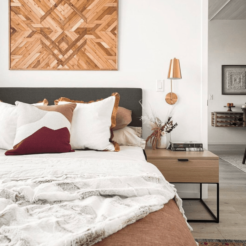 中性卧室与赤陶土亚麻布。