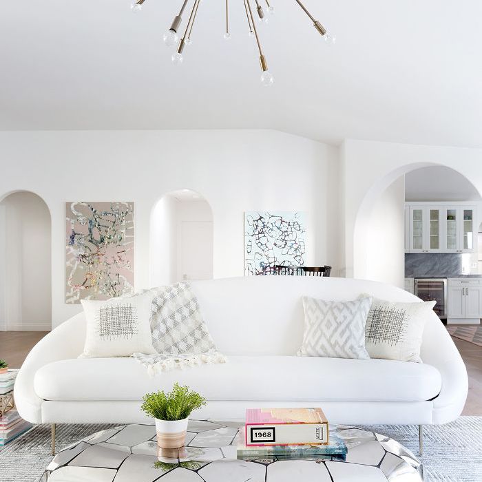 客厅里有白色的沙发和镜面的咖啡桌