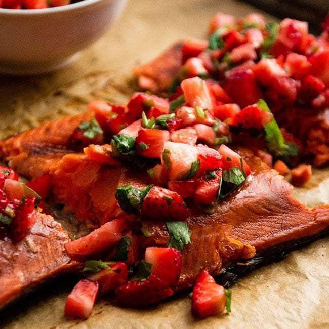 香醋三文鱼配草莓莎莎酱