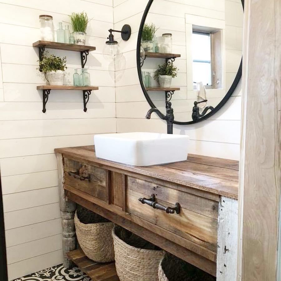 浴室有黑色和白色的地板