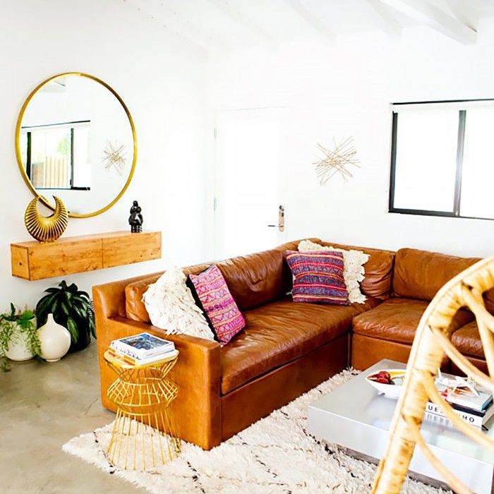 圆形大镜子的客厅