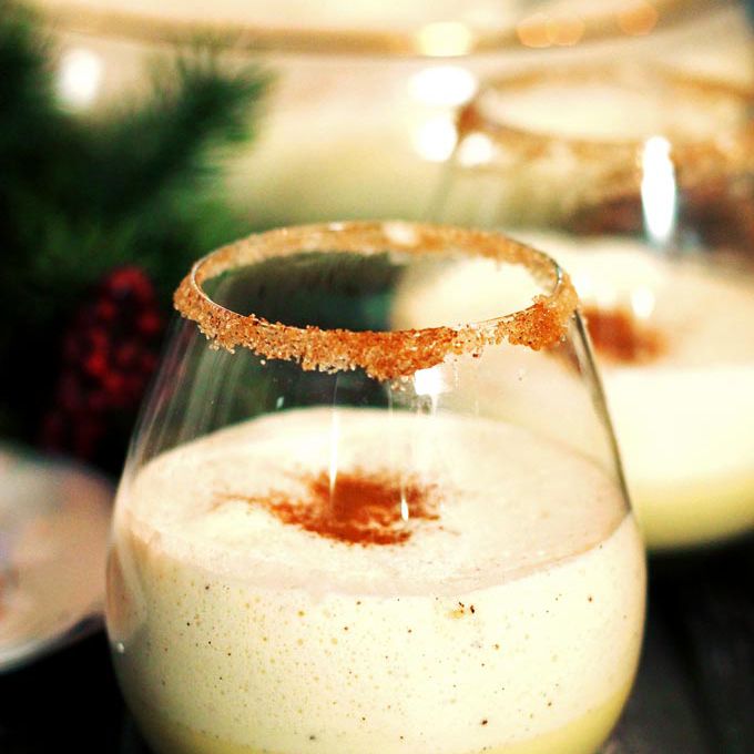 加糖杯口的蛋酒。