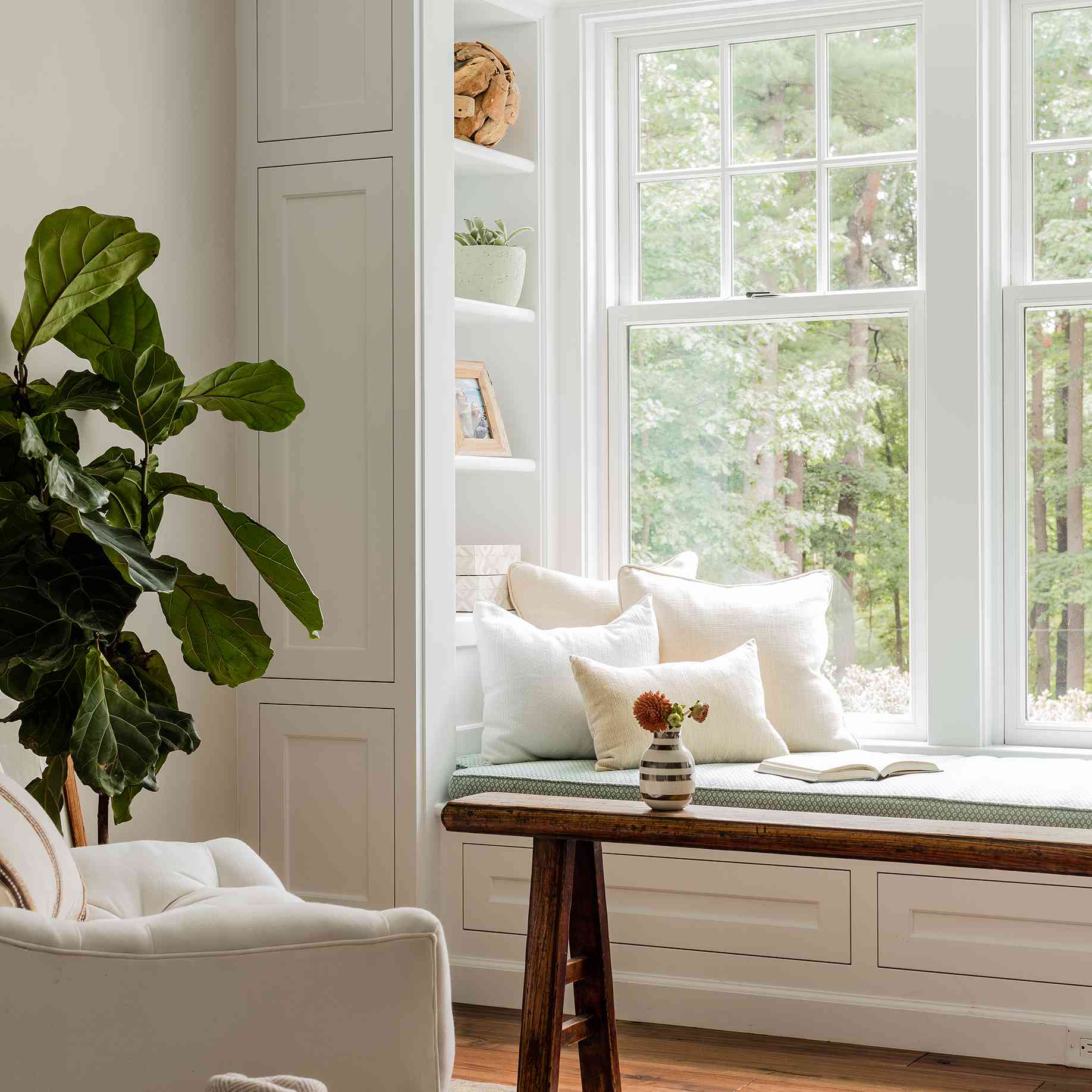 带储物柜的窗座长凳