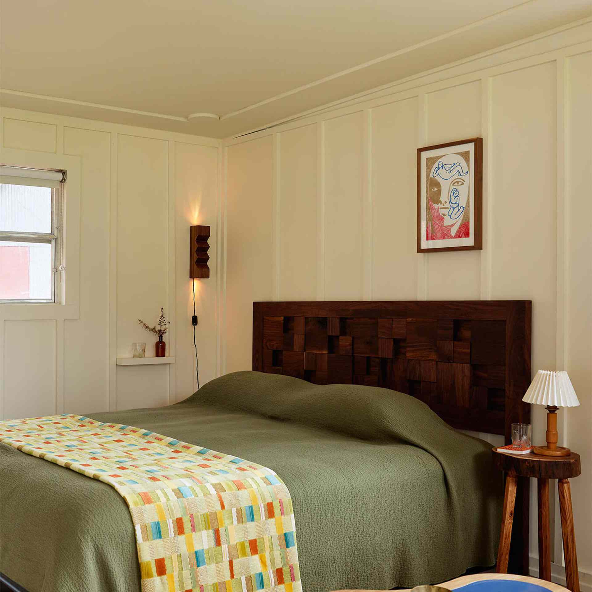 用温暖的白色灯光照亮的彩色卧室