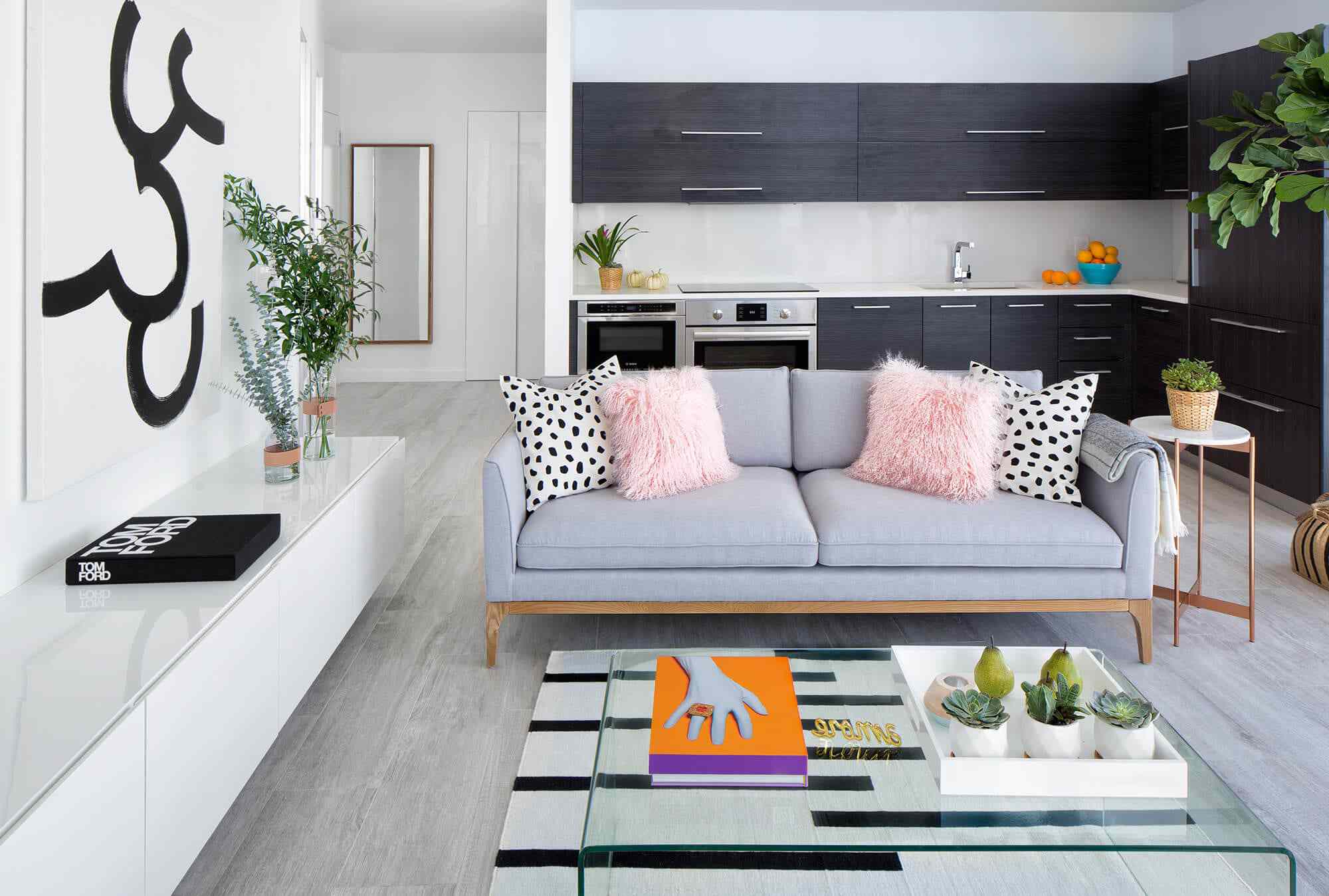 现代折衷的客厅与质朴扔枕头。