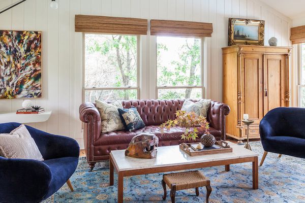 复古装饰的客厅，色彩缤纷