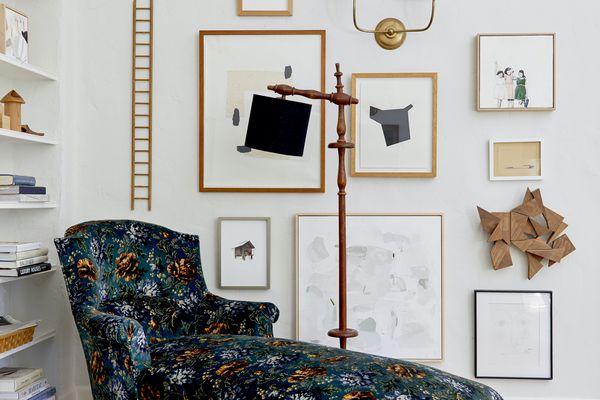 客厅角落的画廊墙面带有纹理元素