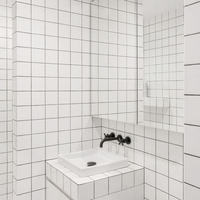 一个小的瓷砖浴室